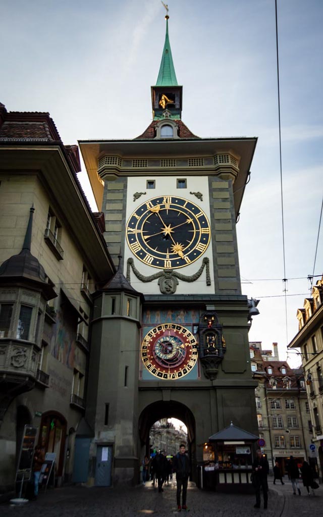 Die Zytglogge, das berühmte mittelalterliche Uhrturm-Wahrzeichen in der Altstadt von Bern, Schweiz, mit seiner astronomischen Uhr, aufgenommen bei Tageslicht.